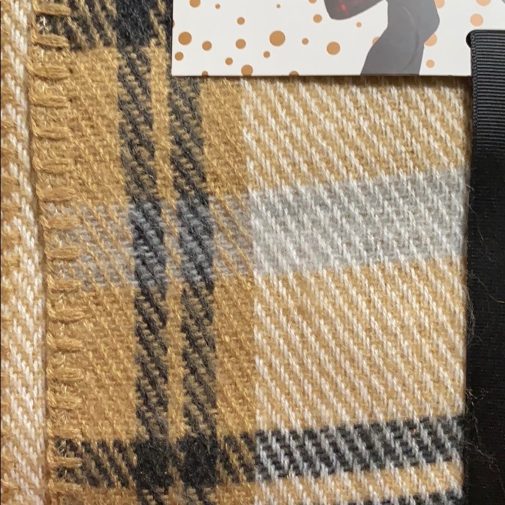 NWT reversible cold weather wrap soft cozy fabric - Picture 2 of 5